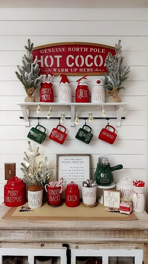 Hot Cocoa Bar Christmas, Christmas Hot Chocolate Bar, Layout Kitchen, Makeover Kitchen, Wallpaper Kitchen, Kitchen Decorating Ideas, Christmas Apartment, Wall Decor Kitchen, Christmas Hot Chocolate