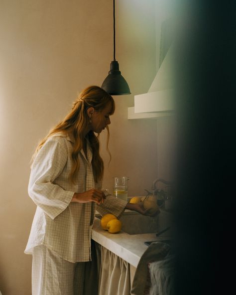 All about lemons Life Style Photography At Home, Film Headshots, Kitchen Photoshoot Ideas, House Photoshoot Ideas, Kitchen Portrait, Kitchen Shoot, Kitchen Photoshoot, Woman Resting, Living Brand