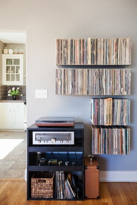 Music For Your Eyes: Beautifully Displayed Record Collections Studio Recording Design, Diy Vinyl Storage, Store Vinyl Records, Record Shelf, Recording Studio Home, Vinyl Record Storage, Vinyl Storage, Design Apartment, Record Storage