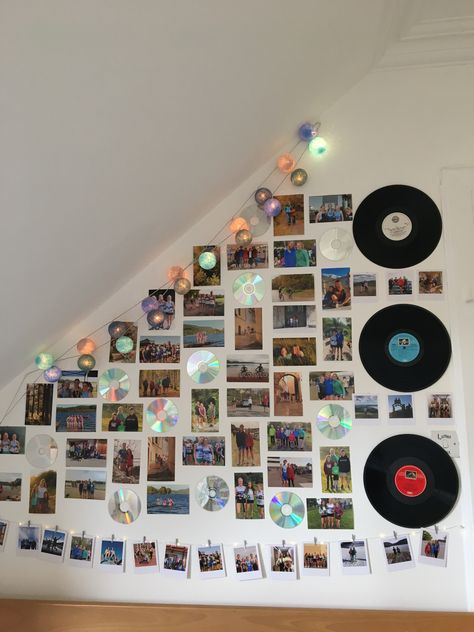 Cds On Wall Bedroom, Room With Cds On The Wall, Disks On Wall, Cds On Wall Ideas Aesthetic, Aesthetic Cds On Wall, Cds On Wall Ideas, Cds On Wall, Cd Room Decor, Cd Wall Decor