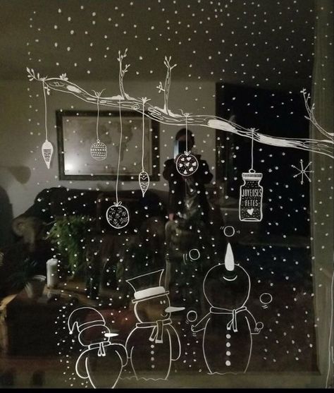 Christmas Window Display Drawing, Christmas Window Chalk Art Easy, Xmas Window Art, Posca Christmas Window, Christmas Chalk Window, Christmas Window Drawing Ideas, Chalk Christmas Window, Chalk Pen Christmas Window, Christmas Window Chalk