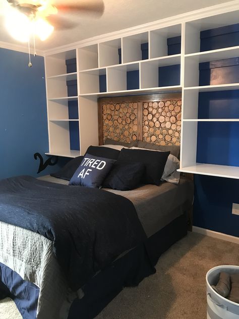 Book Shelf Headboard Ideas, Cube Shelf Headboard, Diy Headboard With Shelves, Diy Storage Headboard, Homemade Shelves, Headboard Headboard, Bathroom Closet Remodel, Cheap Headboard, Gamer Ideas