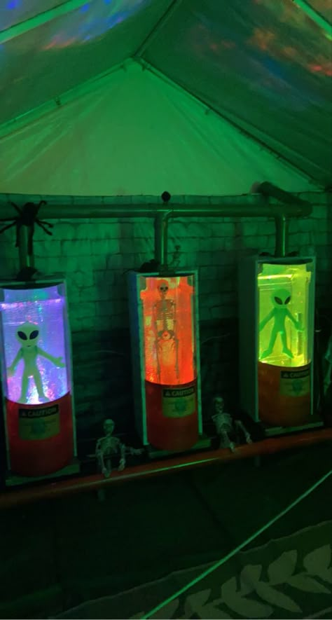 Alien Invasion Decorations, Alien Crash Site Halloween, Alien Haunted House Ideas, Alien Halloween Party Ideas, Sci Fi Decorations Party, Ufo Halloween Decorations, Space Halloween Party, Area 51 Party Decorations, Alien Haunted House