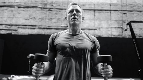 Daniel Craig's Ultimate Strength and Conditioning Workout | Men's Journal Daniel Craig Body, Daniel Craig Workout, Hybrid Training, Strength And Conditioning Workouts, No Time To Die, Strength And Conditioning, Nutrition Sportive, Detroit Jacket, Carhartt Detroit