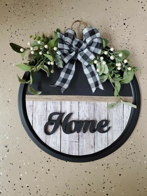 Pizza Pan Welcome Sign, Cricut Pizza Pan Signs, Country Home Decor Diy, Dollar Tree Pizza Pan Door Hanger, Pizza Pan Door Hanger Diy, Dollar Store Crafts For Home, Pizza Pan Crafts Diy Dollar Tree, Dollar Tree Pizza Pan Crafts, Pizza Pan Wreaths