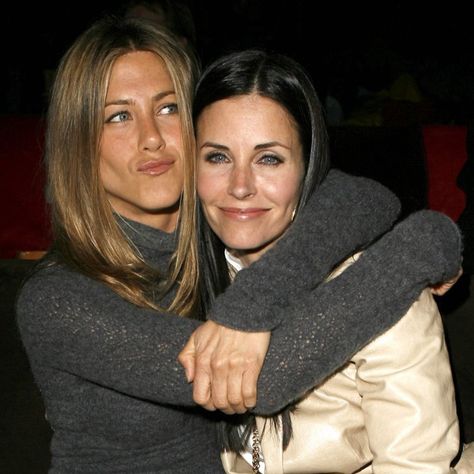 17 Celebrity Friendships That Show Us How Important It Is For Women to Stick Together: There are so many celebrity pals out there, but none of them quite compare to female celebrity friendships. Celebrity Best Friends, Nancy Dow, Jenifer Aniston, Jen Aniston, Friends Episodes, Friends Cast, Friends Tv Series, Friends Moments, Friends Series