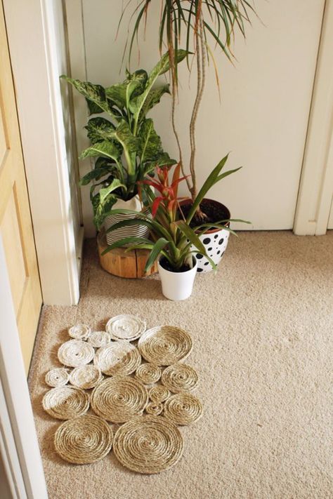 DIY Welcome Mats - DIY Rope Coil Doormat - Greet Guests in Style with These Easy and Cheap Home Decor Ideas for Your Entry. Doormat Tutorials for Creative Ways to Cover Your Floors and Front Door Decor Hacks Diy, Area Rugs Diy, Interior Decorating Tips, Rope Crafts, Diy Rug, Welcome Mats, Diy Projects To Try, Cheap Home Decor, Carpet Handmade