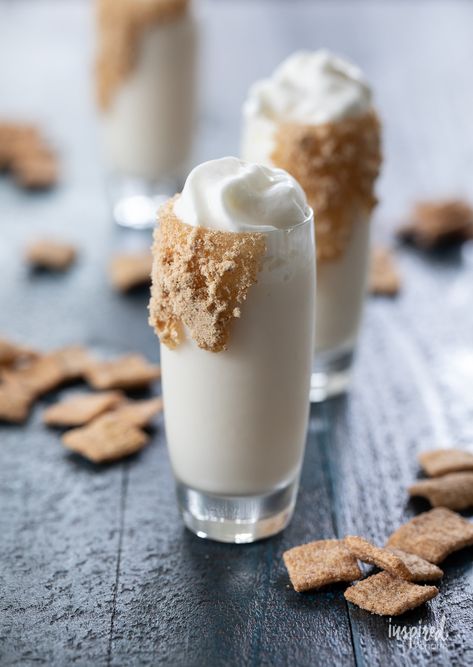 Cinnamon Toast Crunch Shot Cinnamon Toast Crunch Shots, Cinnamon Toast Crunch Shot, Holiday Punch Recipe, Unique Cocktail Recipes, Cereal Flavors, Float Recipes, Easy No Bake Cheesecake, Pudding Shots, Fruit Crumble