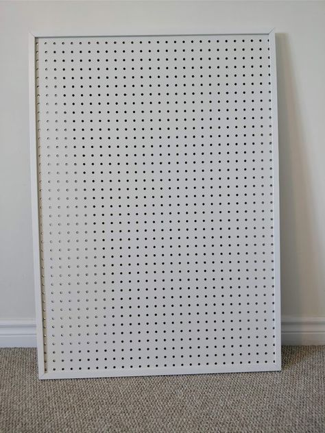 DIY Pegboard for Craft Room with Dollarstore accessories - IKEA HACK Pegboard For Sewing Room, Pegboard Bedroom, Diy Pegboard Display, Room Pegboard, Diy Peg Board, Pegboard Craft Room, Ikea Pegboard, Diy Pegboard, Kwun Tong