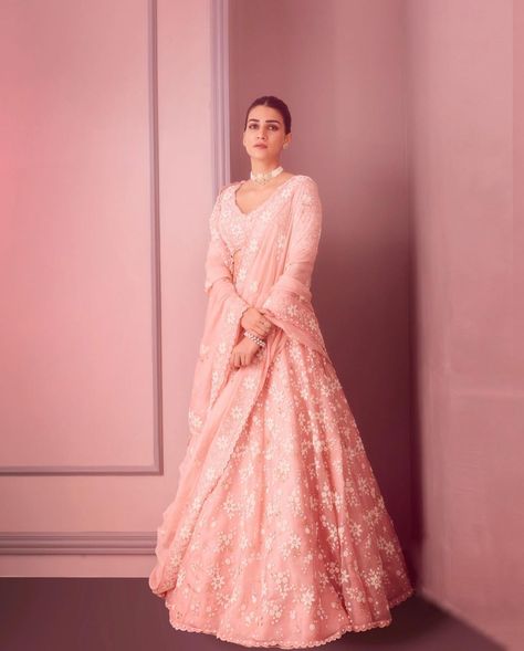 Kriti Sanon Lehenga, Weddings 2024, Color Of The Year 2024, Single Season, Bridal Lehenga Red, Pink Lehenga, Kriti Sanon, Traditional Indian Outfits, Ethnic Looks