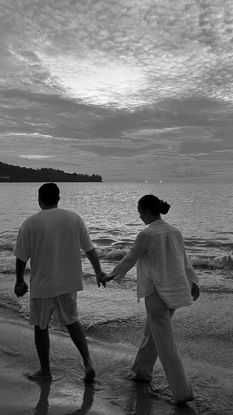 Romantic Beach Couple, Beach Couple Poses, Creative Beach Pictures, Family Motivation, Couples Beach Photography, Couple Beach Pictures, Wedding Fotos, Couples Hidden Face Pics, Beach Photo Inspiration