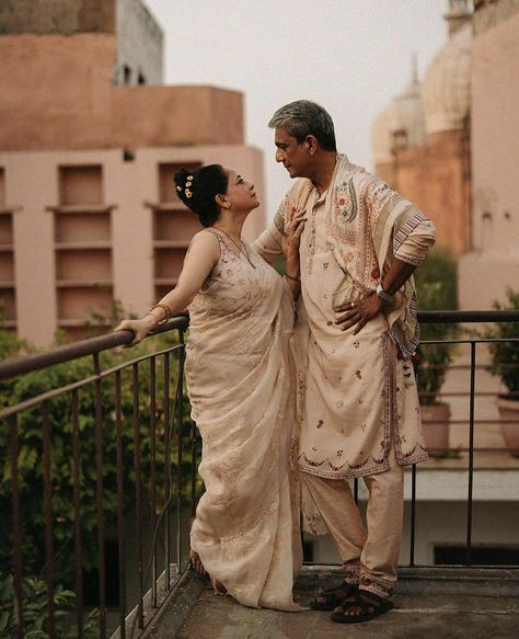 Old Age Couple, Couples Sketch, Balcony Indian, Couple Indian, Puzzle Video, Old Couple, Couple Sketch, Anniversary Photoshoot, Desi Aesthetic