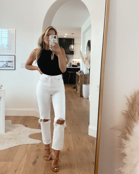 Wedges And Jeans Outfit, Expensive Outfits Baddie, White Mom Jeans Outfit, Massachusetts Summer, Vegas Honeymoon, Resort Outfits, Gno Outfit, White Jeans Outfit, Elegante Casual