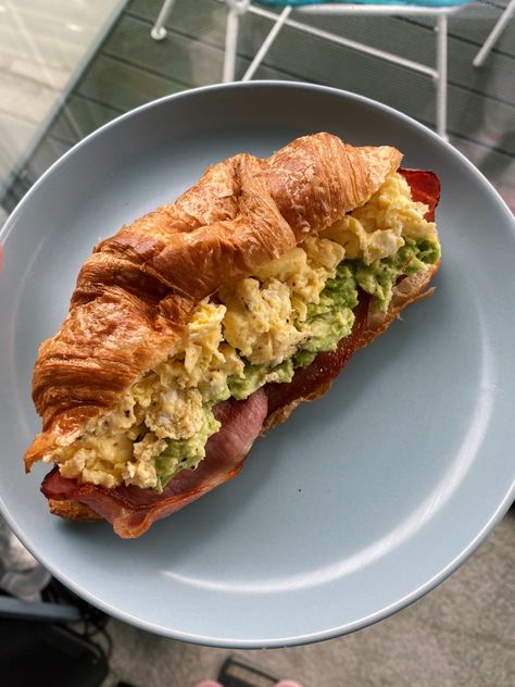 Crossaint Breakfast Sandwiches, Egg Crossiant Sandwich, Crossaint Breakfast Ideas, Crossaint Sandwich, Egg And Cheese Croissant Sandwich, Scrambled Egg Recipes Healthy, Croissant Breakfast Sandwich Sausage, Croissant Breakfast Sandwich Bacon, Bacon Egg Cheese Avocado Sandwich