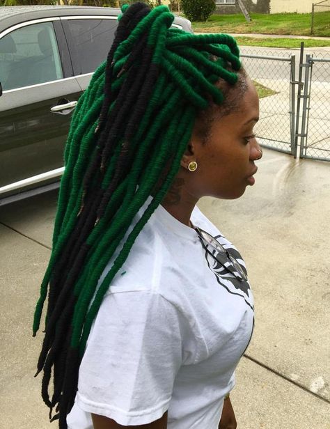 20 Playful Ways to Wear Yarn Dreads Yarn Faux Locs, Yarn Braids Styles, Yarn Locs, Yarn Dreads, Rasta Dreads, Foam Rollers Hair, Hair Yarn, Yarn Braids, Wool Dreads