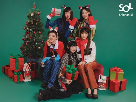 New Jeans Christmas, New Jeans Style, Mood Wallpaper, Extended Play, Christmas Wallpaper, Christmas Photos, Christmas Outfit, Korean Girl, Girl Group