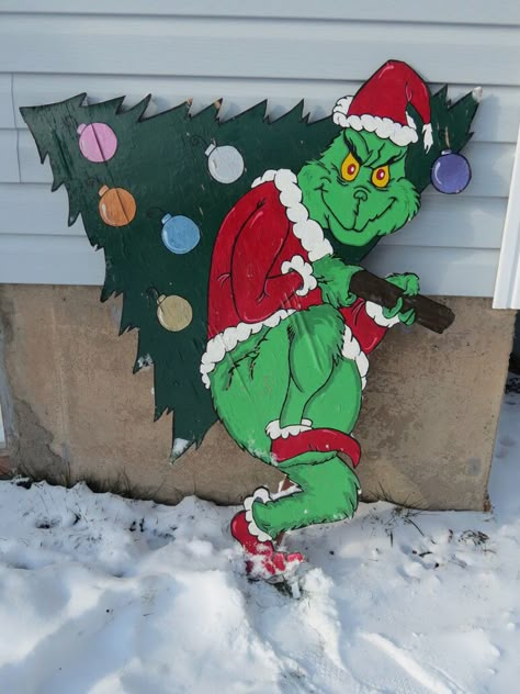 Grinch Stealing Tree Grinch Yard Decorations, Grinch Whoville, Christmas Lawn Decorations, Christmas Doors, Grinch Decorations, Work Decor, Whoville Christmas, Grinch Who Stole Christmas, Grinch Party