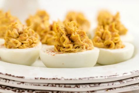 Easy Bacon Cheddar Deviled Eggs recipe Pasta Salad Lemon, Fiesta Ranch Chicken, Chocolate Chip Banana Bars, Costco Appetizers, Cream Fruit Salad, Cool Easter Eggs, Best Appetizer, Egg Nutrition, Bacon Deviled Eggs