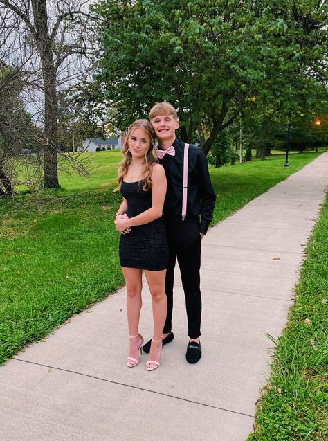 Love, relationship photography, homecoming Picture Ideas For Homecoming, Black Dress Hoco Couple, Homecoming With Boyfriend, Homecoming Pictures With Boyfriend, Hoco Posses With Date, Homecoming Dates Matching, Homecoming Pics Boyfriends, Homecoming Colors For Couples, Homecoming Couple Pictures