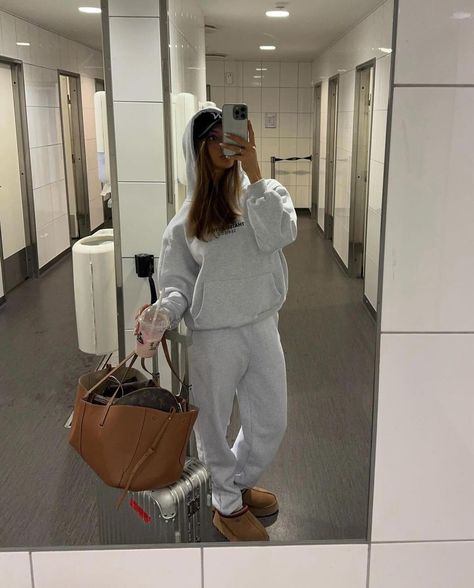 Travel Inspo Outfit, Travel Girl Aesthetic Airport, Airport Bathroom Selfies, Cute Airport Pics, Comfy Airport Outfit Long Flight, Travel Fits Airport, Airport Instagram Pictures, Outfit Aeroport, Airport Fits Aesthetic