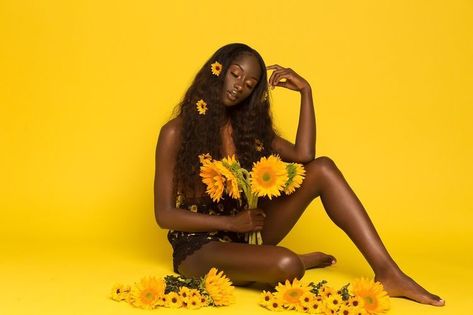 Pinterest: @ LOLAxxLOLA Sunflower Studio Photoshoot, Sun Flower Photo Shoot, Sunflower Photoshoot Ideas, Sunflower Photoshoot, Shooting Studio, Girls Run The World, Studio Photography Fashion, 21st Birthday Photoshoot, Beautiful Photoshoot Ideas