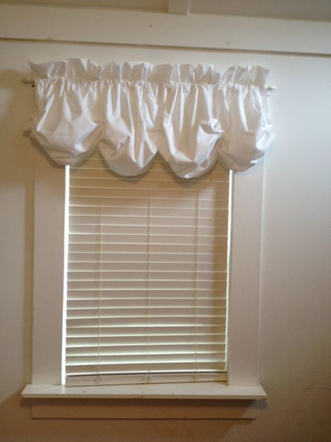 Lined White Balloon Valance With No Ruffle by MimiAndMe2 on Etsy Cottage Window Treatments, Valance Patterns, Balloon Shades, Balloon Valance, Relaxed Roman Shade, Balloon Curtains, Beach Cottage Decor, Curtain Valance, Tea Dyeing