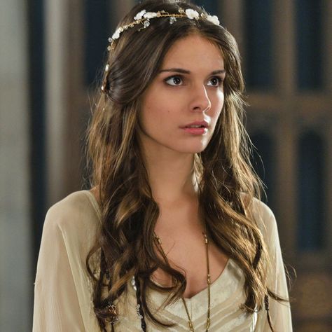 Kenna Reign, Reign Hairstyles, Lady Kenna, Queen Character, Red Queen Characters, Mare Barrow, Royal Hairstyles, Caitlin Stasey, Adelaide Kane