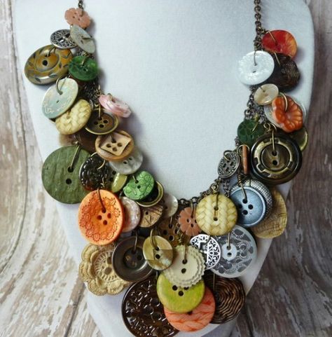 https://www.diyncrafts.com/25482/repurpose/25-amazingly-creative-ways-repurpose-vintage-jewelry/2 Button Craft, Button Necklace, Diy Buttons, Button Art, Button Jewelry, Button Crafts, Vintage Button, Gems Jewelry, Vintage Buttons