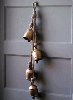 Old-fashioned door bell Diy Rope Design, Witch Bells, Rope Diy, Hanging Bell, Rustic Doors, Traditional Rustic, Rope Crafts, Cow Bell, Gongs