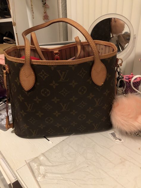 LOUIS Vuitton Neverfull pm Neverfull Pm Outfit, Neverfull Louis Vuitton, Louis Vuitton Neverfull Pm, Lv Neverfull, Pink Girly Things, Vuitton Neverfull, Louis Vuitton Bag Neverfull, Louis Vuitton Speedy Bag, Fashion Wear