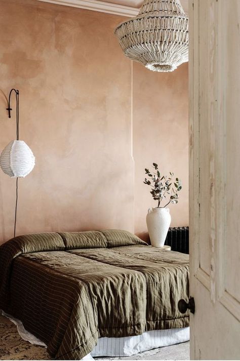 Get inspired by these Boho bedroom ideas to create a magical place. Raw Plaster Bedroom, Limewash Bedroom, Boho Chic Interior Design, Lime Wash Walls, Boho Chic Interior, Concrete Effect Paint, Interior Design Rugs, Washing Walls, Chic Interior Design