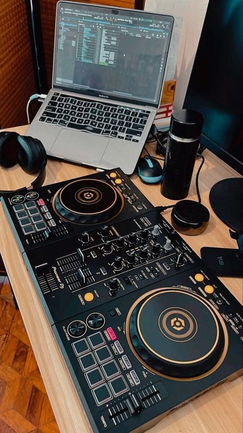 Dj Aesthetic, Dj Pics, God Is A Dj, Dj Female, Aesthetic Setup, Instagram Ios, Dj Decks, Female Dj, Work Setup