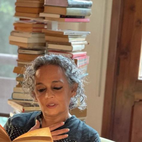 Mayank Austen Soofi on Instagram: "Novelist with Poet… Arundhati Roy with Sylvia Plath #literature #sylviaplath #arundhatiroy #writing" Arundhati Roy, People Reading, Women Writers, Riot Grrrl, Sylvia Plath, Woman Reading, Small Things, Alchemy, Personalities