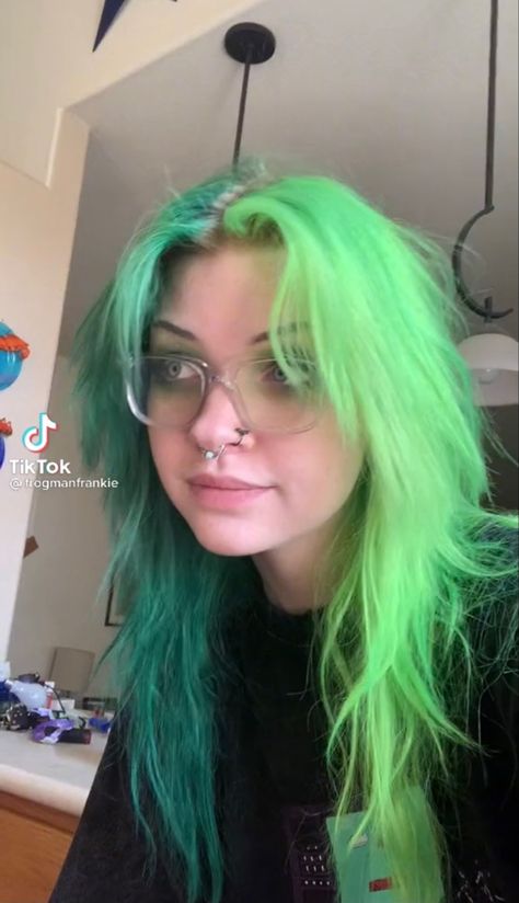 Split Dyed Hair Inspiration, Two Tone Green Hair, Pink And Green Hair Split, Purple Split Dyed Hair, Hair Dye Ideas Green, Bright Dyed Hair, Two Tone Split Hair Color Ideas, Emo Hair Dye, Green Split Dye