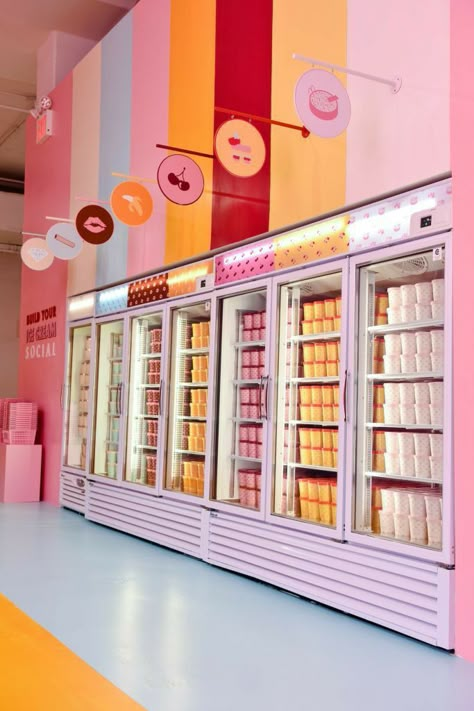 Museum Of Ice Cream, Wallpaper Flower, Showroom Design, Cafe Interior Design, Ice Cream Shop, Decoration Inspiration, Candy Shop, Diy Vintage, Pop Up Store