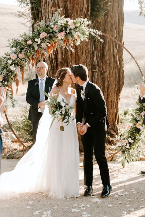 Circular Arch Wedding Backdrop, Round Flower Arch Wedding, Circular Flower Arch, Circular Flower Arch Wedding, Circle Arbor Wedding Flowers, Circular Wedding Arch Flowers, Wedding Arch Circular, Wedding Floral Arches, Round Wedding Arbor