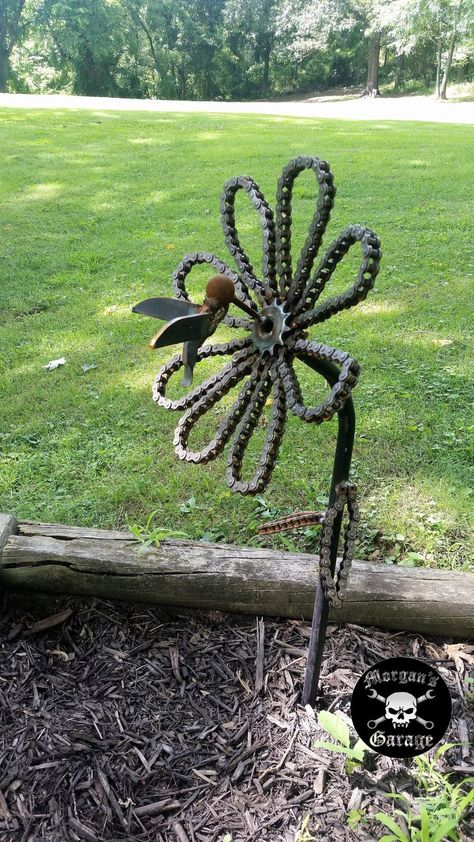 Junk Metal Art, Diy Jardin, Welding Crafts, Recycled Metal Art, Lawn Art, Welding Art Projects, Garden Lanterns, Horseshoe Art, Metal Yard Art