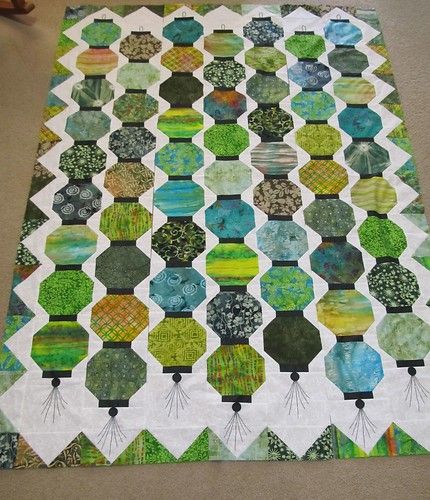 flowers, chinese lantern quilt top 007 | Quilt top in 3 sect… | Flickr Lantern Quilt Pattern, Japanese Quilt Patterns, Snowball Quilts, Asian Quilts, Charm Square Quilt, Big Block Quilts, Quilt Modernen, Japanese Quilts, Chinese Lantern