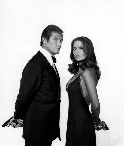 Roger ore as James Bond and Barbara Bach as Major Anya Amasova in The Spy Who Loved Me (1977) James Bond Women, Barbara Bach, The Spy Who Loved Me, Bond Women, James Bond Party, George Lazenby, Bond Series, John Barry, James Bond Style