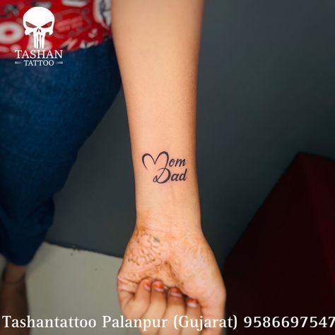 Mom And Dad Memorial Tattoos, Mom And Dad Tattoo, Finger Tattoos Words, Hand Tattoo Images, Fingerprint Tattoos, Tattoos For Dad Memorial, Memorial Tattoo Ideas, Word Tattoo Ideas, Tattoo Mom