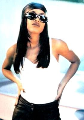 Aaliyah Rip Aaliyah, Aaliyah Dana Haughton, Aaliyah Style, Aaliyah Haughton, Black Nail Polish, 1990s Fashion, Black Nail, Aaliyah, Performing Arts