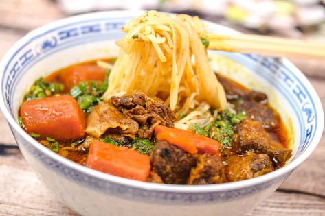 Bò kho is a Vietnamese beef stew that's pleasantly fragrant thanks to plenty of lemongrass. The slow cooker ensures a tender beef with little effort. Beef Chuck Stew, Bo Kho, Vietnamese Beef Stew, Vietnamese Beef, Crockpot Recipes Beef Stew, Recipes To Make At Home, Khmer Food, Beef Stew Crockpot, Soup Dish