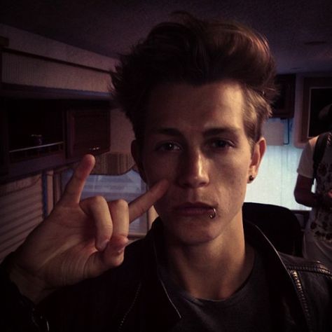 The Vamps James Mcvey, James Mcvey, The Vamps, Peace Gesture