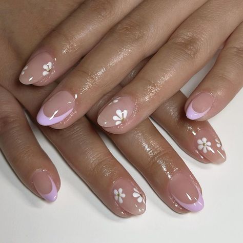 Dainty Daisies Short Rounded Acrylic Nails, Round Nail Designs, Rounded Acrylic Nails, Short Almond Nails, Simple Gel Nails, Girly Acrylic Nails, Summery Nails, French Tip Acrylic Nails, Almond Nails Designs