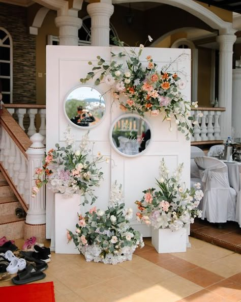 Luxury Booth Design, Small Backdrop Ideas, Dais Decoration, Photobooth Ideas Wedding, Photobooth Decoration, Diy Wedding Signage, Welcome Board Ideas, Photo Props Wedding, Wedding Booth