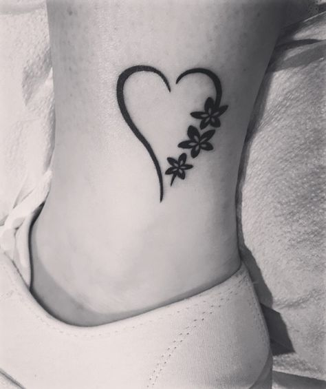 Mother/daughter tattoo :) Tattoo Heart, Small Heart, Heart Tattoo, A Heart, Black And White, Tattoos, Flowers, White, Black