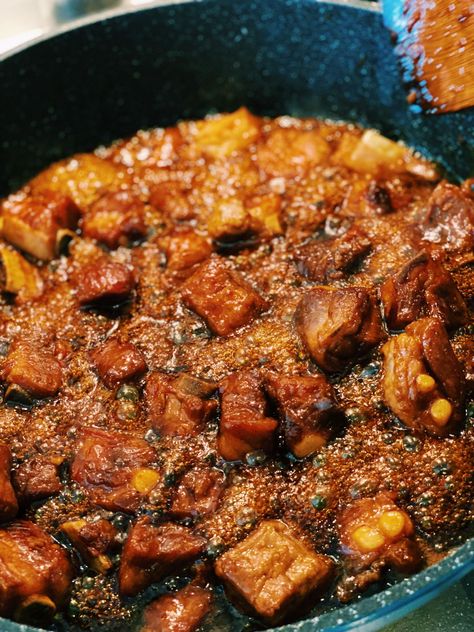 Super tender short ribs coated with a sticky glaze, this Taiwanese Sweet and Sour Garlic Short Ribs is a must-try recipe! Sweet And Sour Short Ribs, Pork Short Ribs Recipe, Pork Short Ribs, Tiffy Cooks, Asian Chicken Recipes, Sweet Pork, Short Ribs Recipe, Chinese Cooking Wine, Pork Rib Recipes