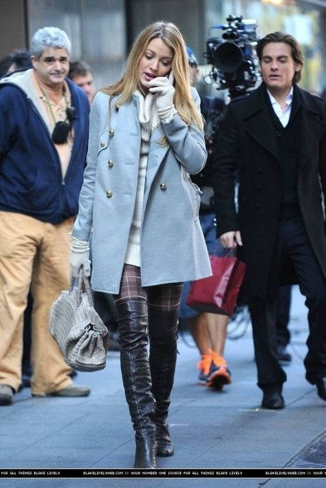 S Serena Winter Outfits, Serena Van Der Woodsen Outfits, Serena Vanderwoodsen, Blair And Serena, Gg Outfits, New York Fits, Gossip Girl Outfits, Pants Boots, Serena Van Der