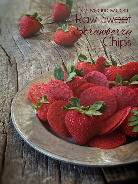 Strawberry Chips, Raw Dessert Recipes, Raw Snacks, Raw Vegan Desserts, Overnight Oats Healthy, Kitchen Help, Dehydrated Fruit, Dehydrated Food, Meals In A Jar