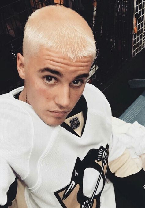 Justin Bieber Blonde, Older Mens Hairstyles, Justin Love, Chris Brown Videos, Justin Bieber Style, Justin Bieber Images, Justin Hailey, Justin Bieber Pictures, I Love Justin Bieber